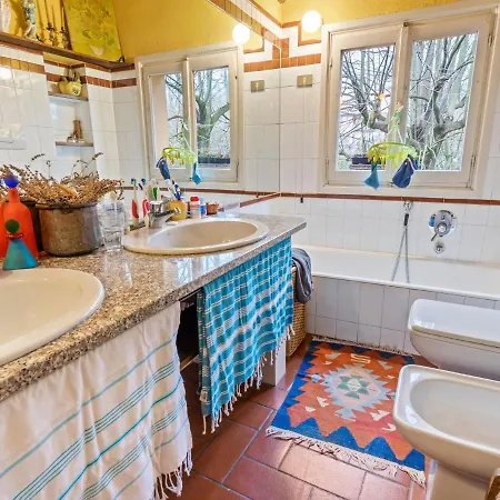Casa vacanze Colourful Holiday In Castelletto Ticino With Jacuzzi